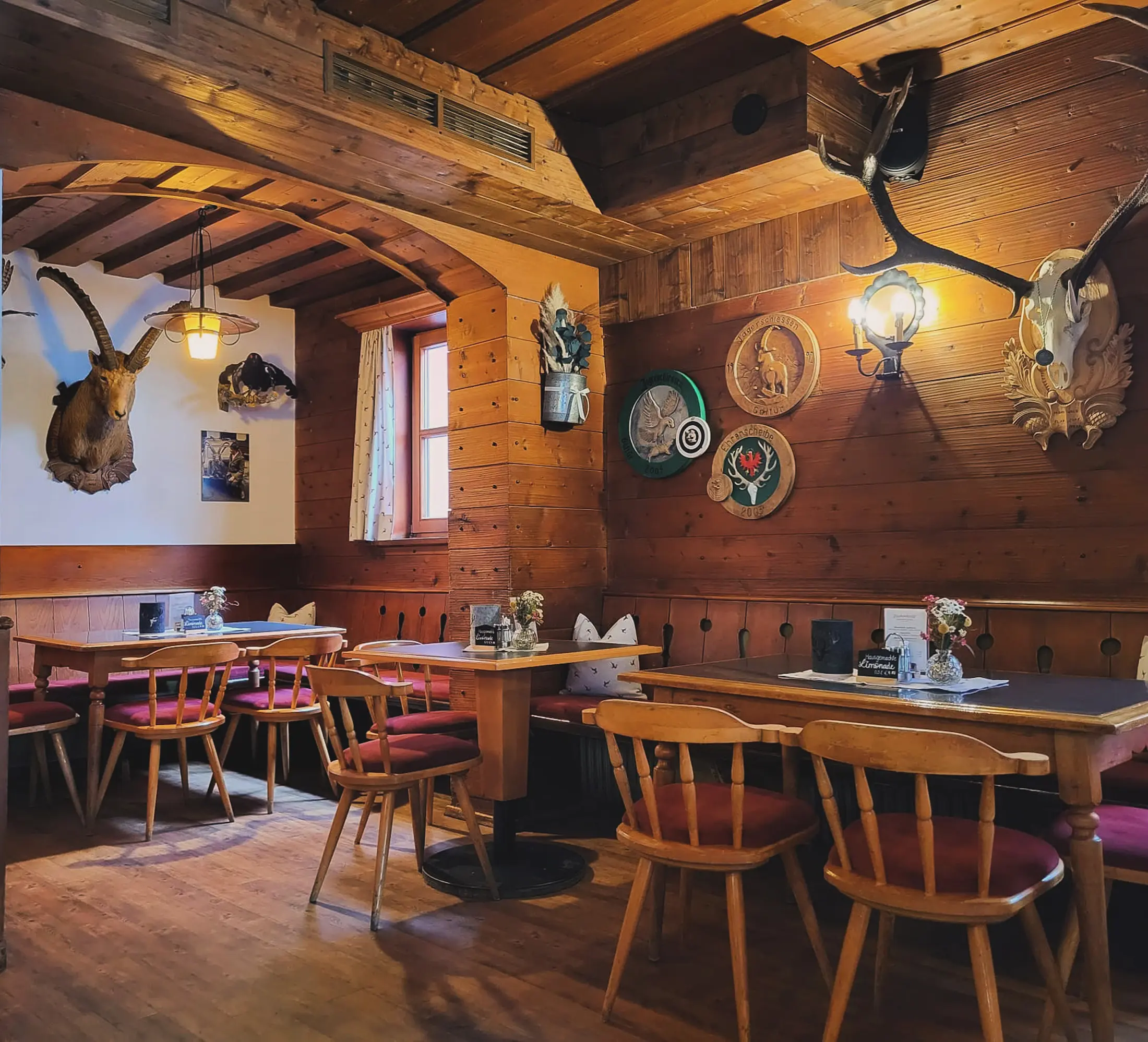 Blick in die Tiroler Stube mit uriger Einrichtung