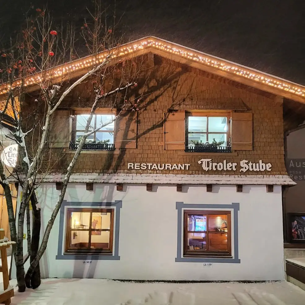 Außenansicht der TirolerStube bei Nacht