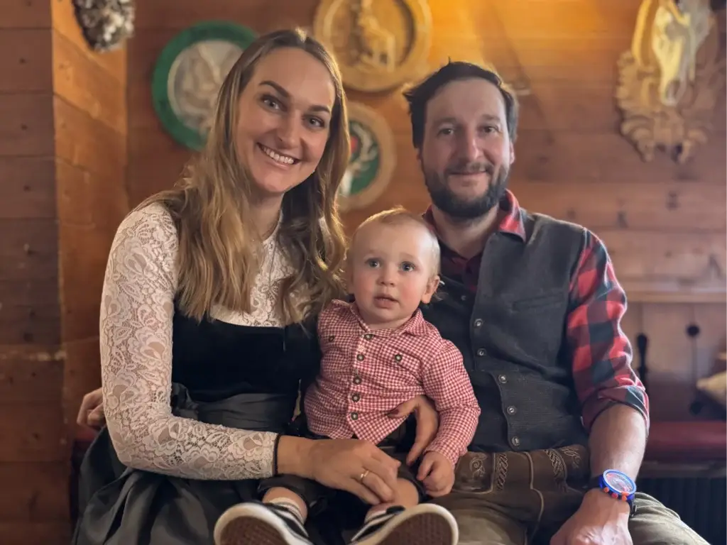 Die jungen Wirtsleute mit ihrem Sohn